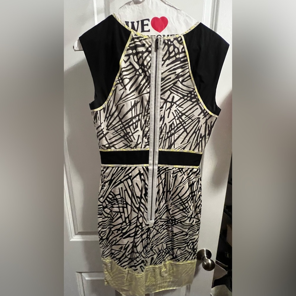 BCBGMaxAzria Black and Cream Abstract Mini Dress. Size 0. Pet / Smoke Free - Picture 2 of 6